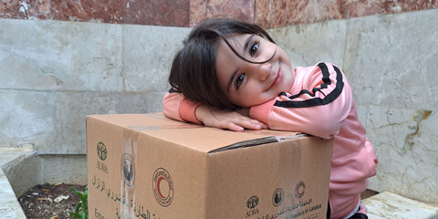 Mädchen aus Syrien mit Hilfspaket Mädchen aus Syrien mit Hilfspaket